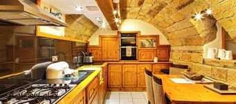 The Old Wine Cellar - 4 bedroom property