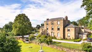 A large stone building with multiple windows and a well-maintained lawn. - The Old Wine Cellar - 4 bedroom property (Oakerthorpe)