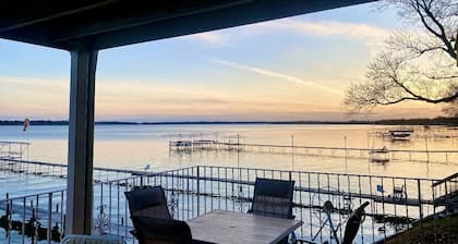 Spacious North Shore 2 bedroom Lake Condo with a Dock!
