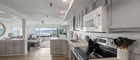 Mikrobølgeovn, ovn, kokeplater og oppvaskmaskin