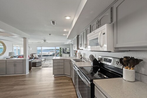 Spacious North Shore 2 bedroom Lake Condo with a Dock! 