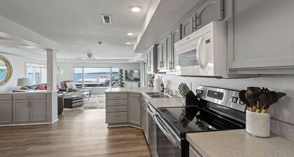 Spacious North Shore 2 bedroom Lake Condo with a Dock!