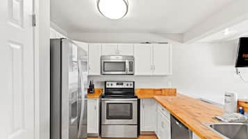 House, Multiple Beds (5218 Beach Dr C ) | Private kitchen