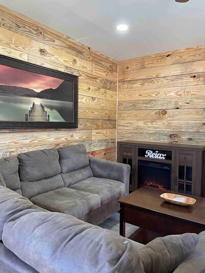 Bream Shack-2 bedroom cabin with spacious parking