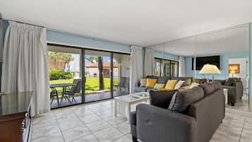 Condo, varias camas (Edgewater Villa 1507) | Área de sala de estar