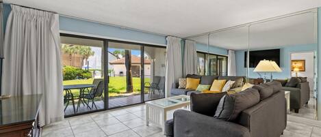 Condo, varias camas (Edgewater Villa 1507) | Área de sala de estar