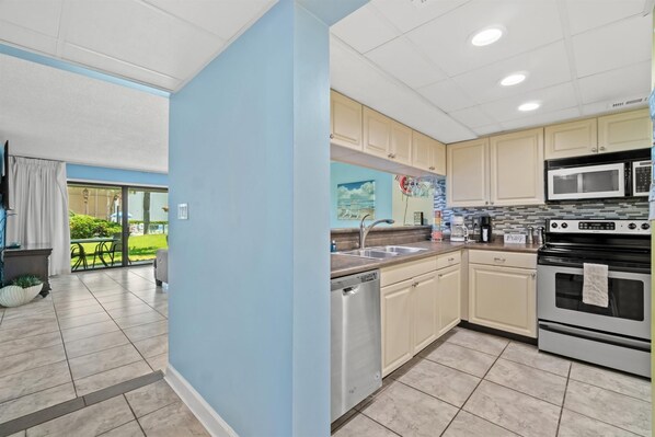 Apartamento, varias camas (Edgewater Villa 1507) | Cocina privada