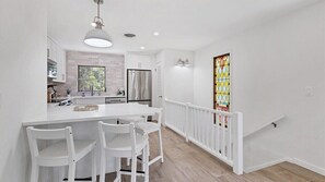 Interior - Treetop Cottage - super cute beach tree with great privacy and walk to beach (Englewood)