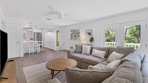 Smart TV, books - Treetop Cottage - super cute beach tree with great privacy and walk to beach (Englewood)