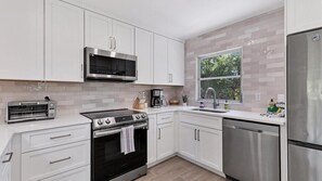 Fridge, microwave, oven, stovetop - Treetop Cottage - super cute beach tree with great privacy and walk to beach (Englewood)