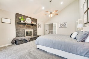 5 habitaciones, escritorio y tabla de planchar con plancha 