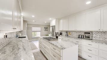 Køleskab, mikrobølgeovn, kogeplade, opvaskemaskine