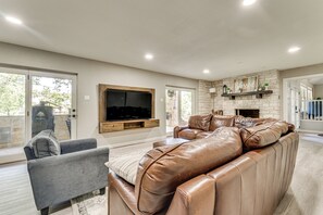 TV, ping pong - Home Gym, Office + Dock! Seguin Riverfront Retreat (Seguin)