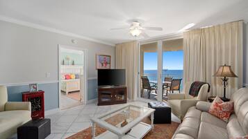 Condo, varias camas (Emerald Beach 2325) | Área de sala de estar | Televisión