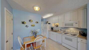 Condo, 1 Queen Bed (Merrimac 43 ) | Private kitchen