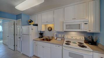 Condo, 1 Queen Bed (Merrimac 43 ) | Private kitchen