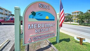 コンドミニアム クイーンベッド 1 台 (Merrimac 43 ) | 施設の敷地