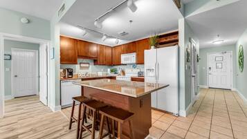 Condo, Multiple Beds (Laketown Wharf 1331) | Private kitchen