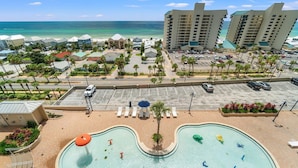 Ein Resort mit Schwimmbad, Palmen und Meerblick.