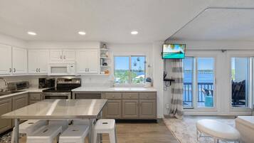 Condo, Multiple Beds (Pinnacle Port 304A ) | Private kitchen | Oven