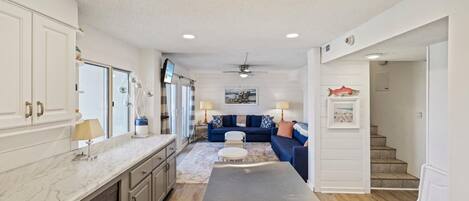 Condo, Plusieurs lits (Pinnacle Port 304A ) | Cuisine privée | Un four