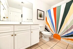 Apartment, Mehrere Betten (Ocean Villa 2101) | Badezimmer