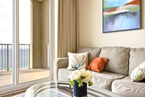 Apartment, Mehrere Betten (Ocean Villa 2101) | Wohnbereich
