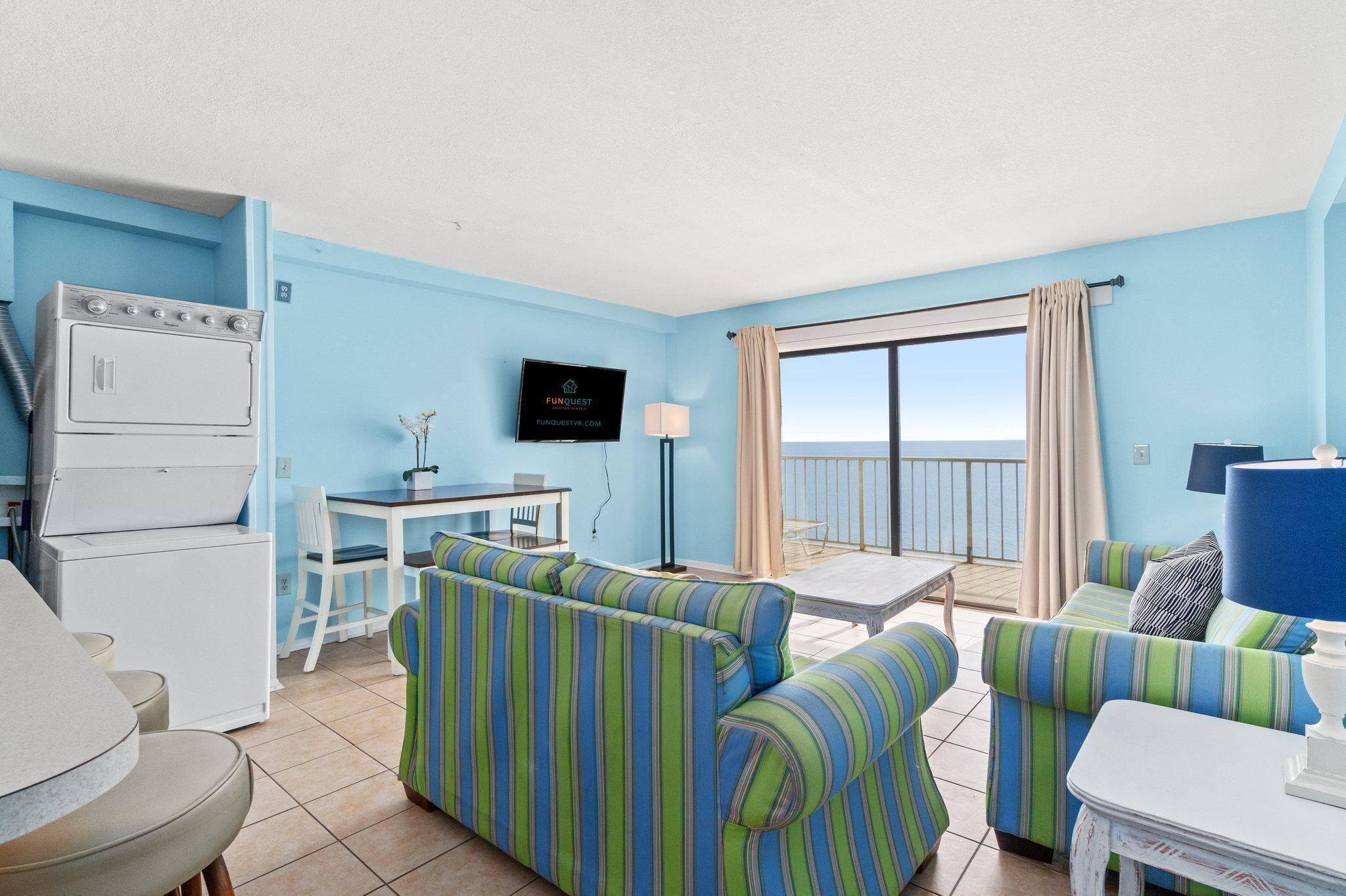 Appartamento, 1 letto king con divano letto (The Summit 1021) | Area soggiorno