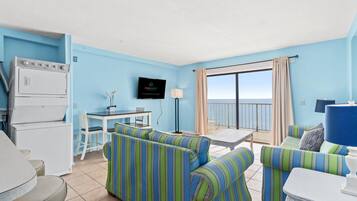 Appartamento, 1 letto king con divano letto (The Summit 1021) | Area soggiorno