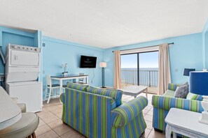 公寓客房, 1 張特大雙人床和 1 張沙發床 (The Summit 1021) | 起居區