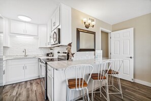 Condo, 1 très grand lit et 1 canapé-lit (The Summit 108) | Cuisine privée | Un four, grille-pain