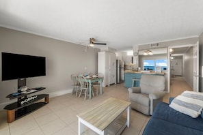 Condo, 1 cama King size y sofá cama (The Summit 1216) | Área de sala de estar