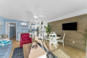 Condo, 1 cama King e sofá-cama (The Summit 1215) | Área de estar