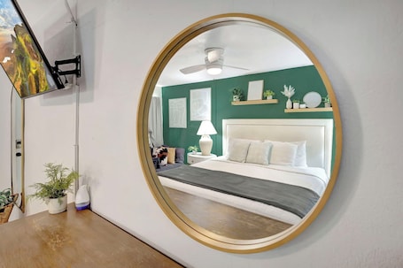 1 bedroom, WiFi. Plush King Bed Xtra Clean Stay