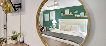 Plush King Bed Xtra Clean Stay
