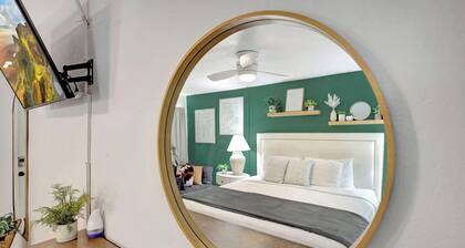 Plush King Bed Xtra Clean Stay