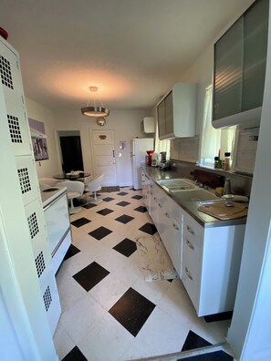 Frigorífico, microondas, horno y placa de cocina