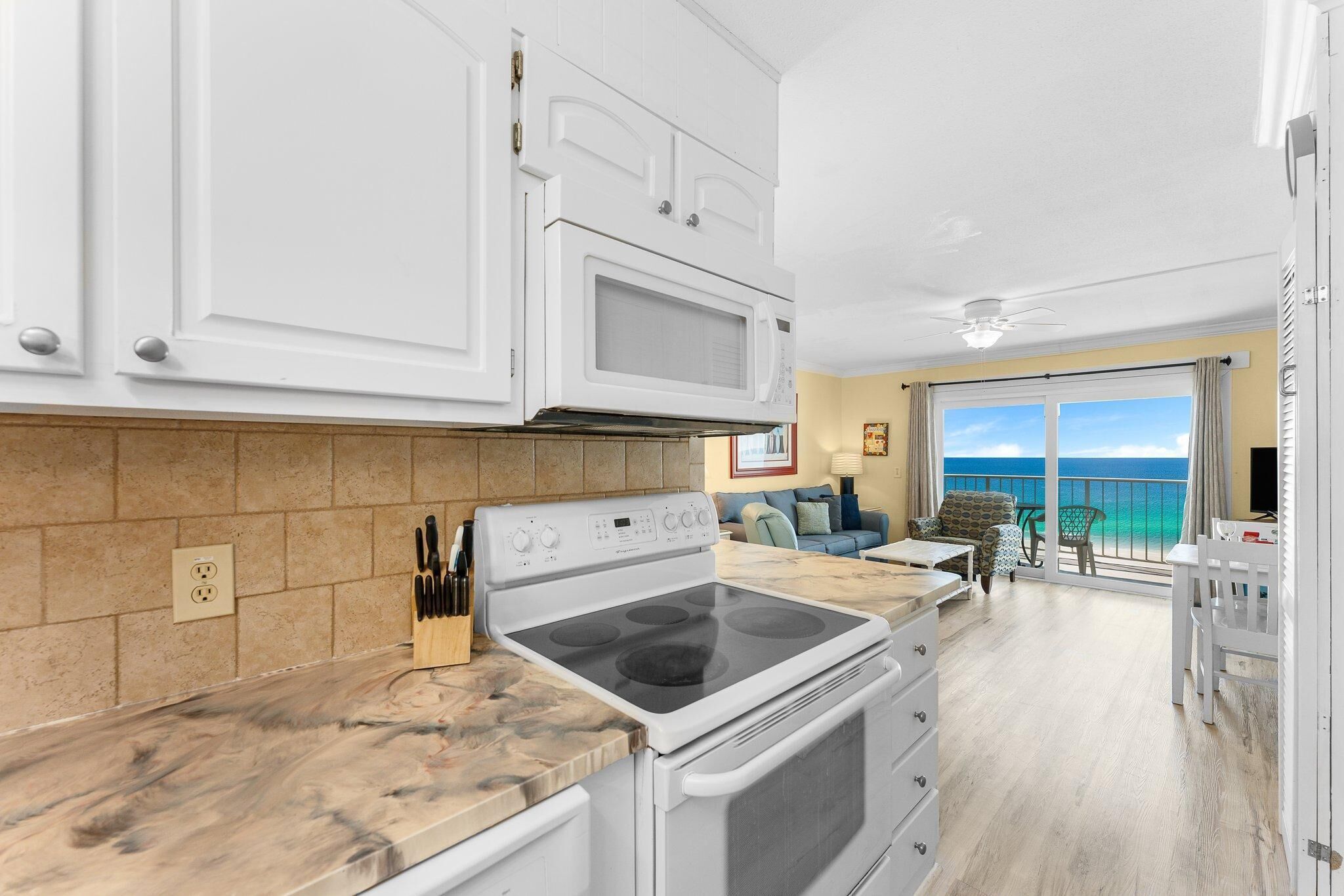 Condo, 1 King Bed with Sofa bed (The Summit 726) | Private kitchen