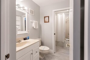 Appart'hôtel, 1 très grand lit et 1 canapé-lit (The Summit 618) | Salle de bain