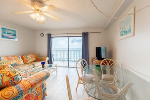 Appartamento, 1 letto king con divano letto (The Summit 618) | Area soggiorno