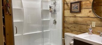 Dogwoods-2 bedroom cabin with spacious parking