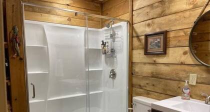 Dogwoods-2 bedroom cabin with spacious parking
