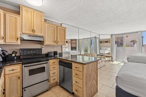 Studio, 2 grands lits (Top Of The Gulf 111 ) | Cuisine privée | Four, grille-pain