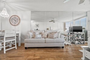 Studio, 1 King Bed with Sofa bed (Top of The Gulf 213) | Living area