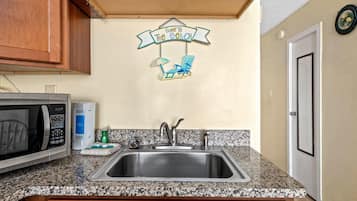 Studio, 2 Queen Beds (Top Of The Gulf 621 ) | Private kitchen