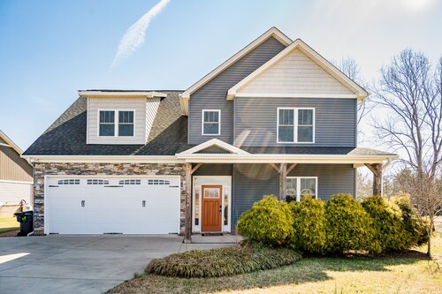 Modern Spacious Home w/ Large Movie Room + Mtn Views!