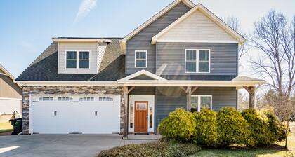 Modern Spacious Home w/ Large Movie Room + Mtn Views!