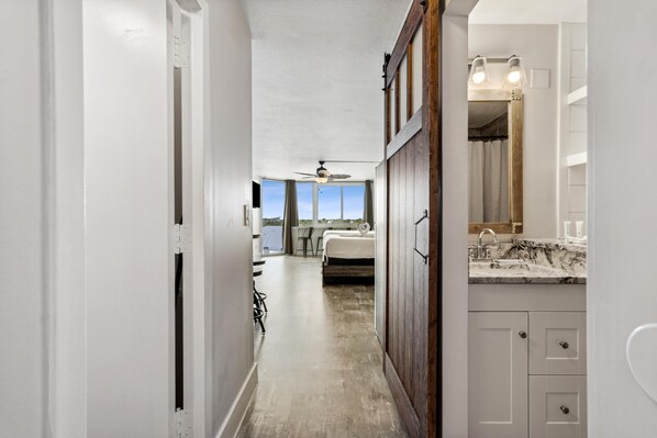 Studio, 2 grands lits (Top Of The Gulf 704 ) | Salle de bain | Serviettes fournies