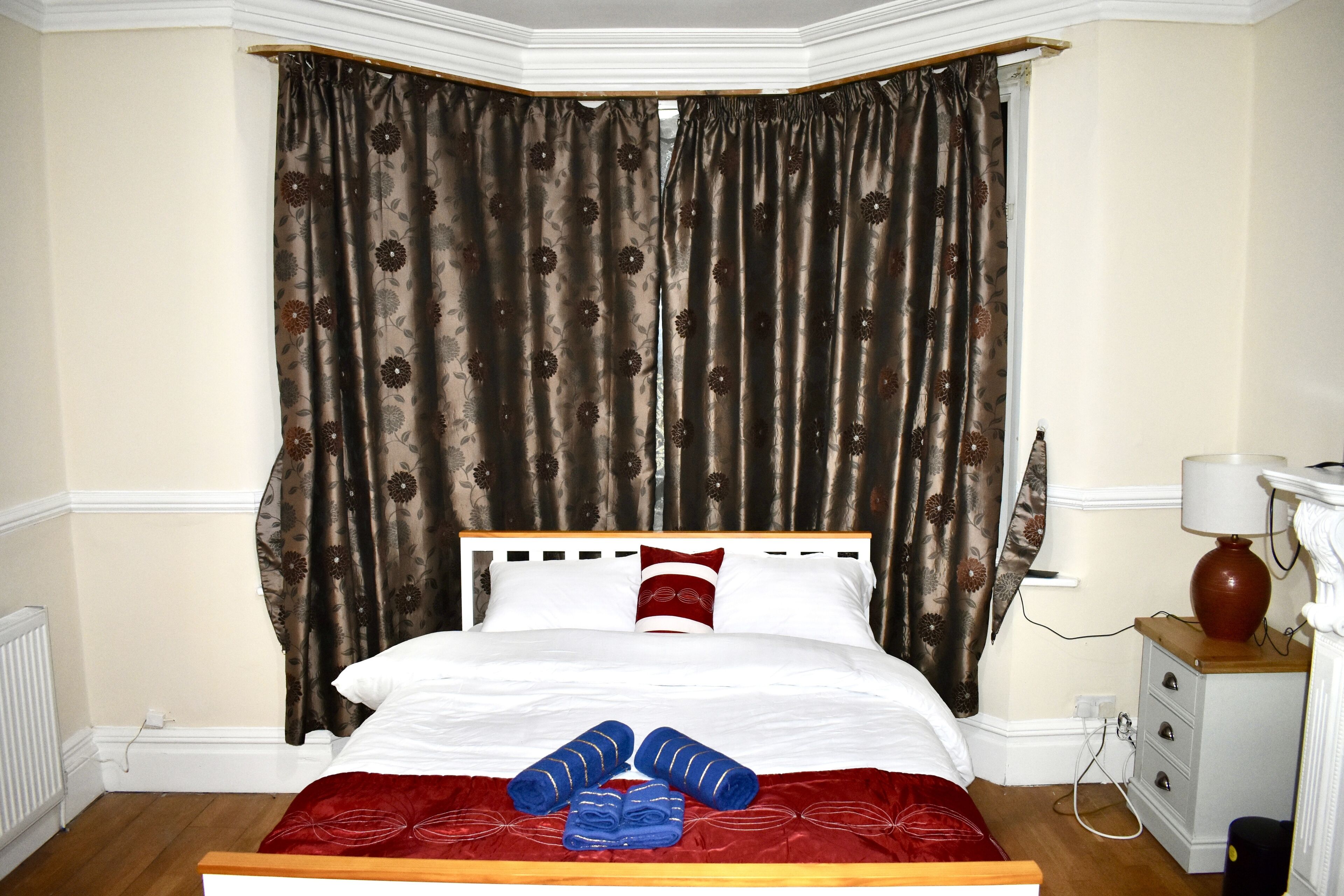 5 bedrooms, iron/ironing board, WiFi, bed sheets