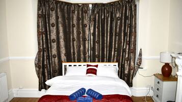 5 bedrooms, iron/ironing board, WiFi, bed sheets